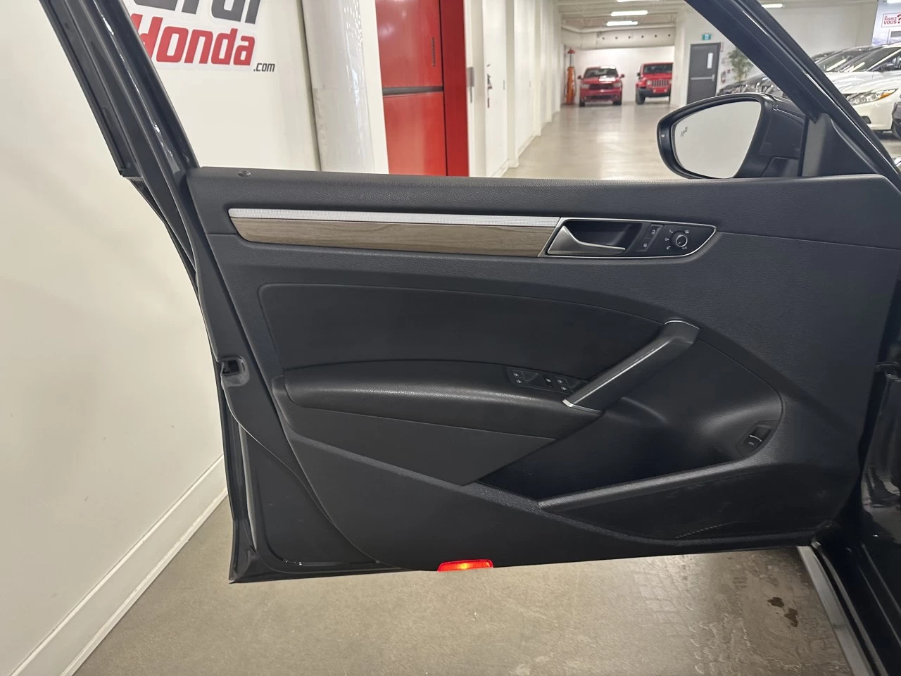 2017 Volkswagen Passat Highline Main Image