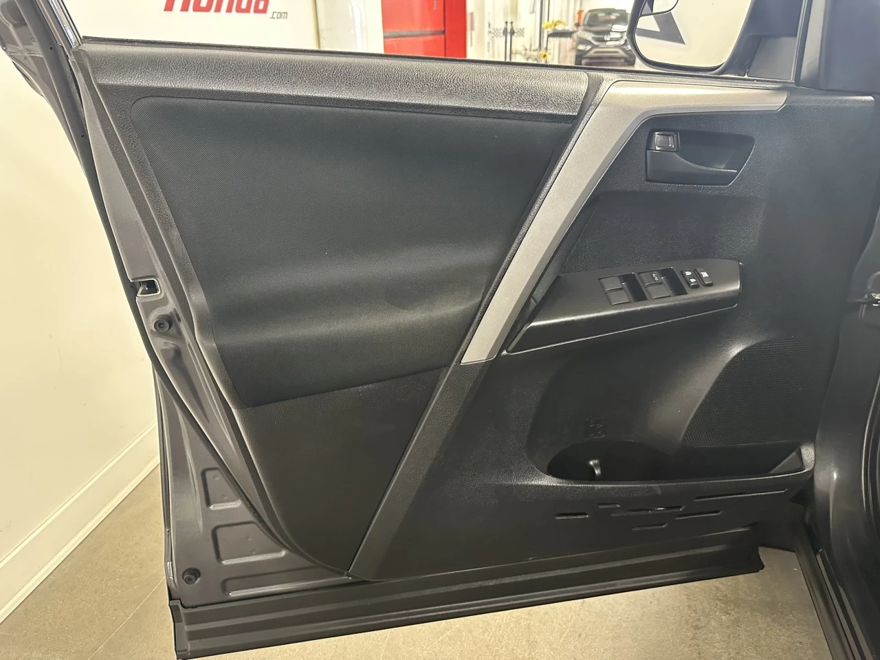 2018 Toyota RAV4
                                                    LE Main Image