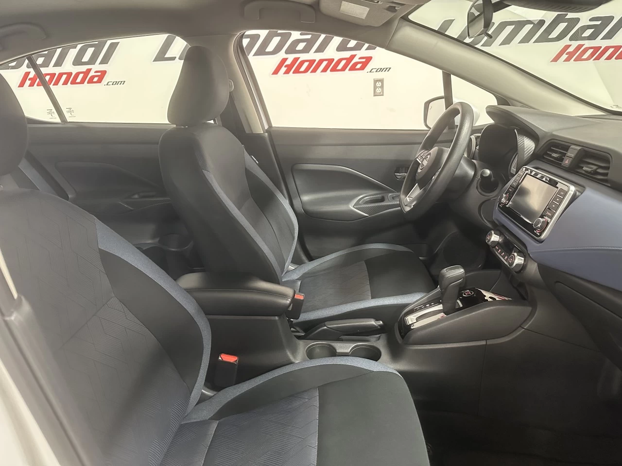 2023 Nissan Versa SV Image principale
