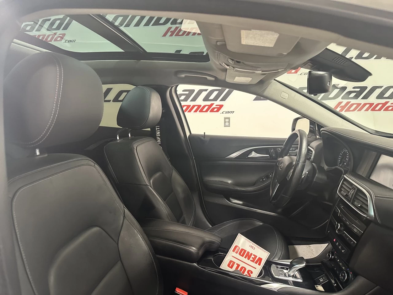 2017 INFINITI QX30 AWD 4dr Image principale