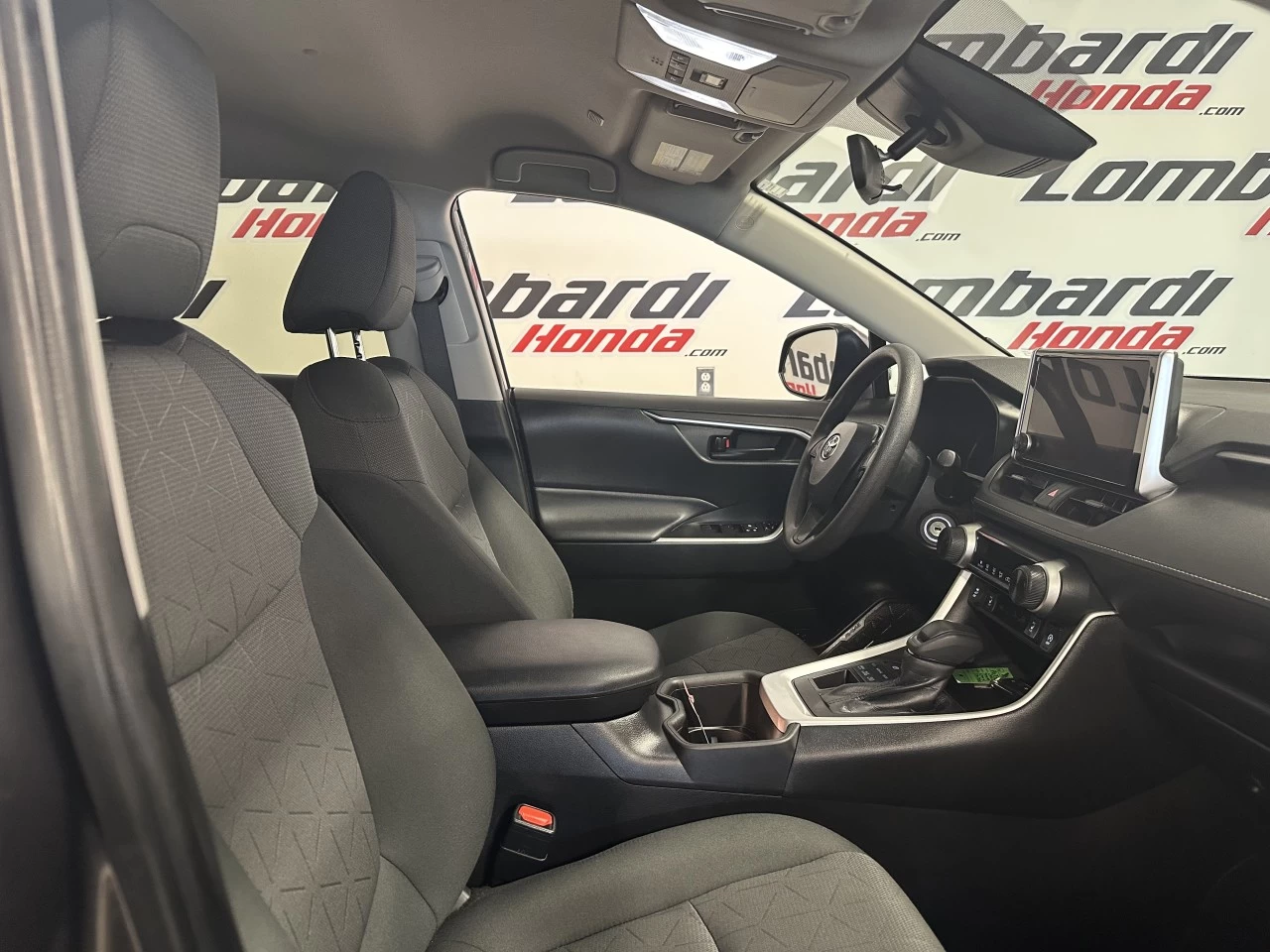2023 Toyota RAV4
                                                    LE Image principale