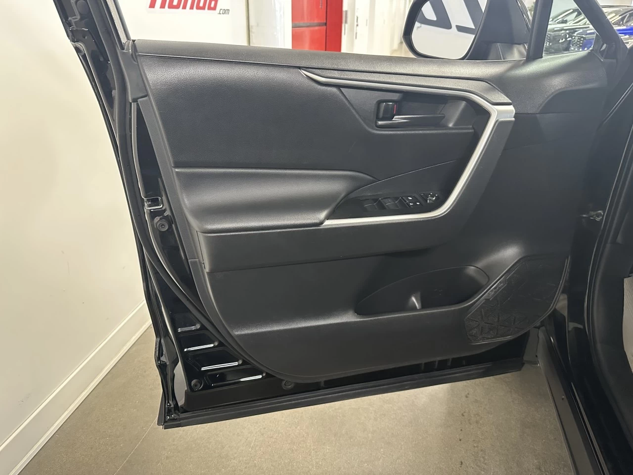 2022 Toyota RAV4 LE Main Image