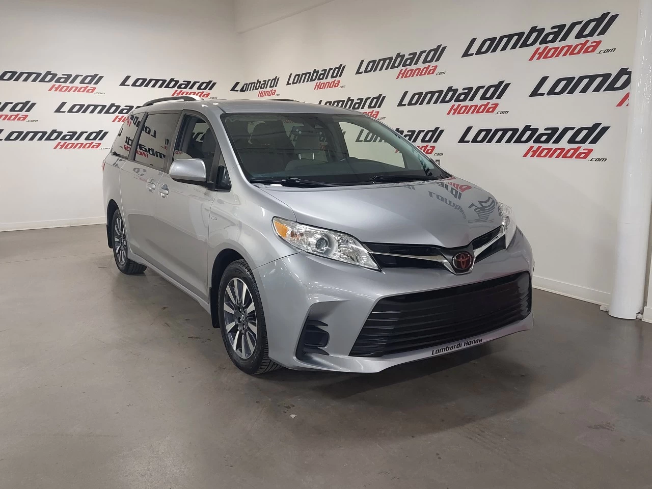 2018 Toyota Sienna
                                                    LE Image principale