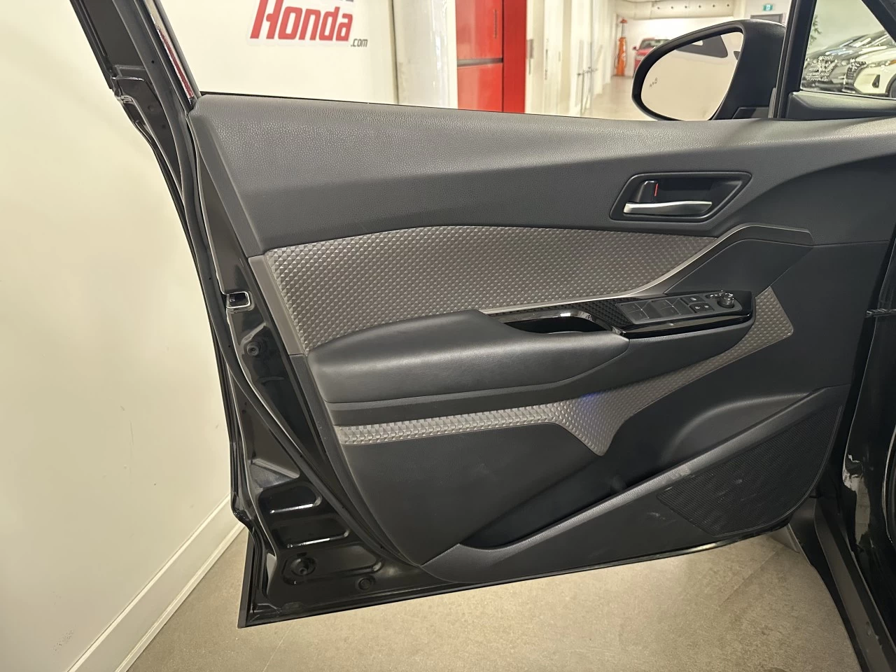 2020 Toyota C-HR XLE Image principale