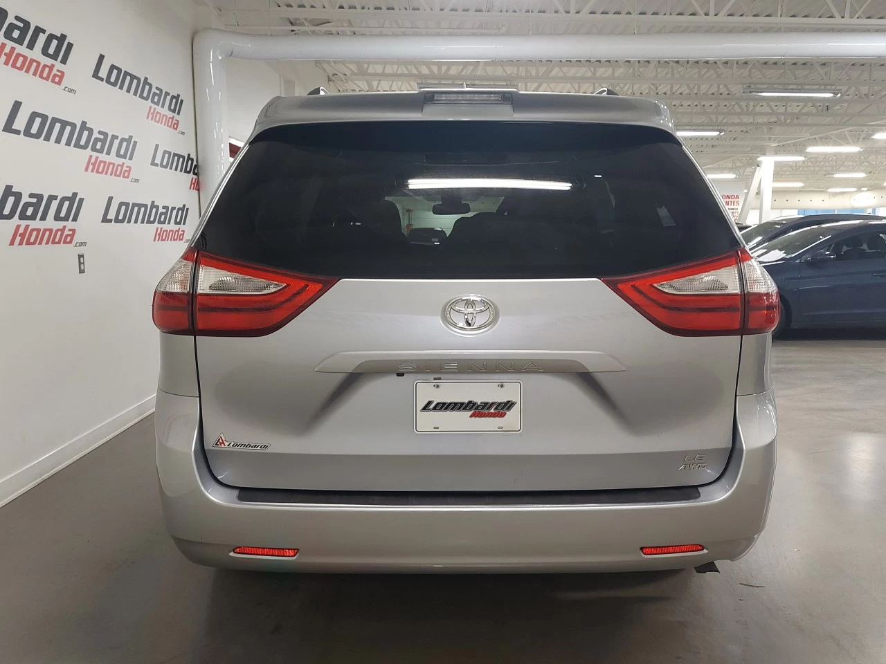 2018 Toyota Sienna
                                                    LE Image principale