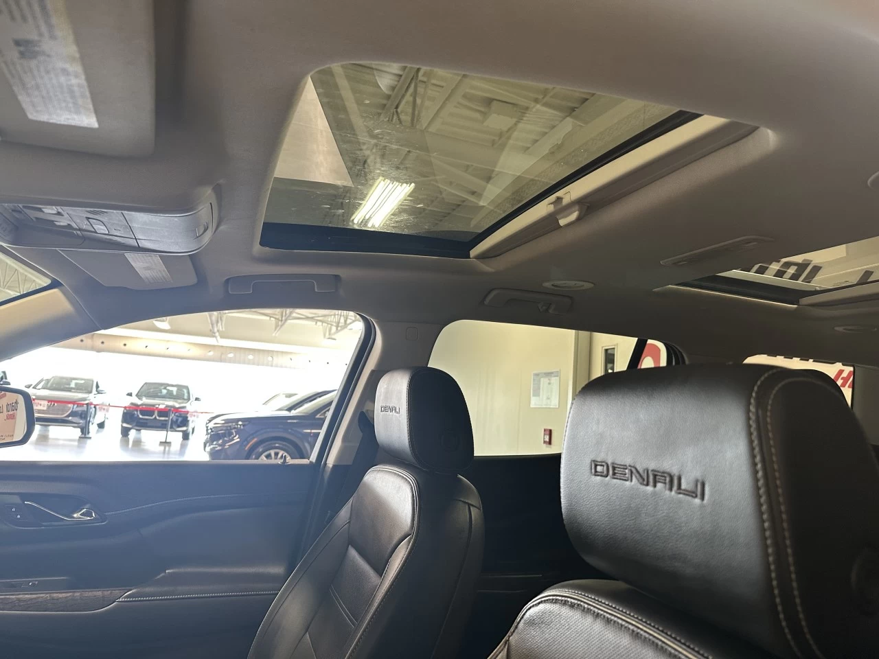 2023 GMC Acadia Denali Image principale