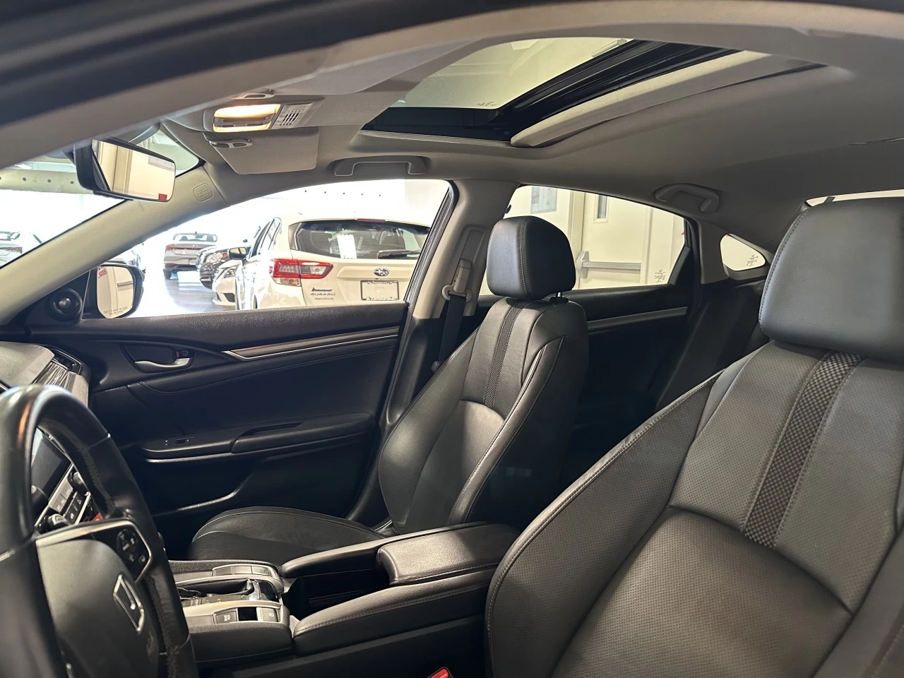 2019 Honda Civic
                                                    Touring Main Image