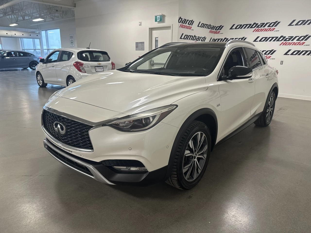 2017 INFINITI QX30 AWD 4dr Image principale
