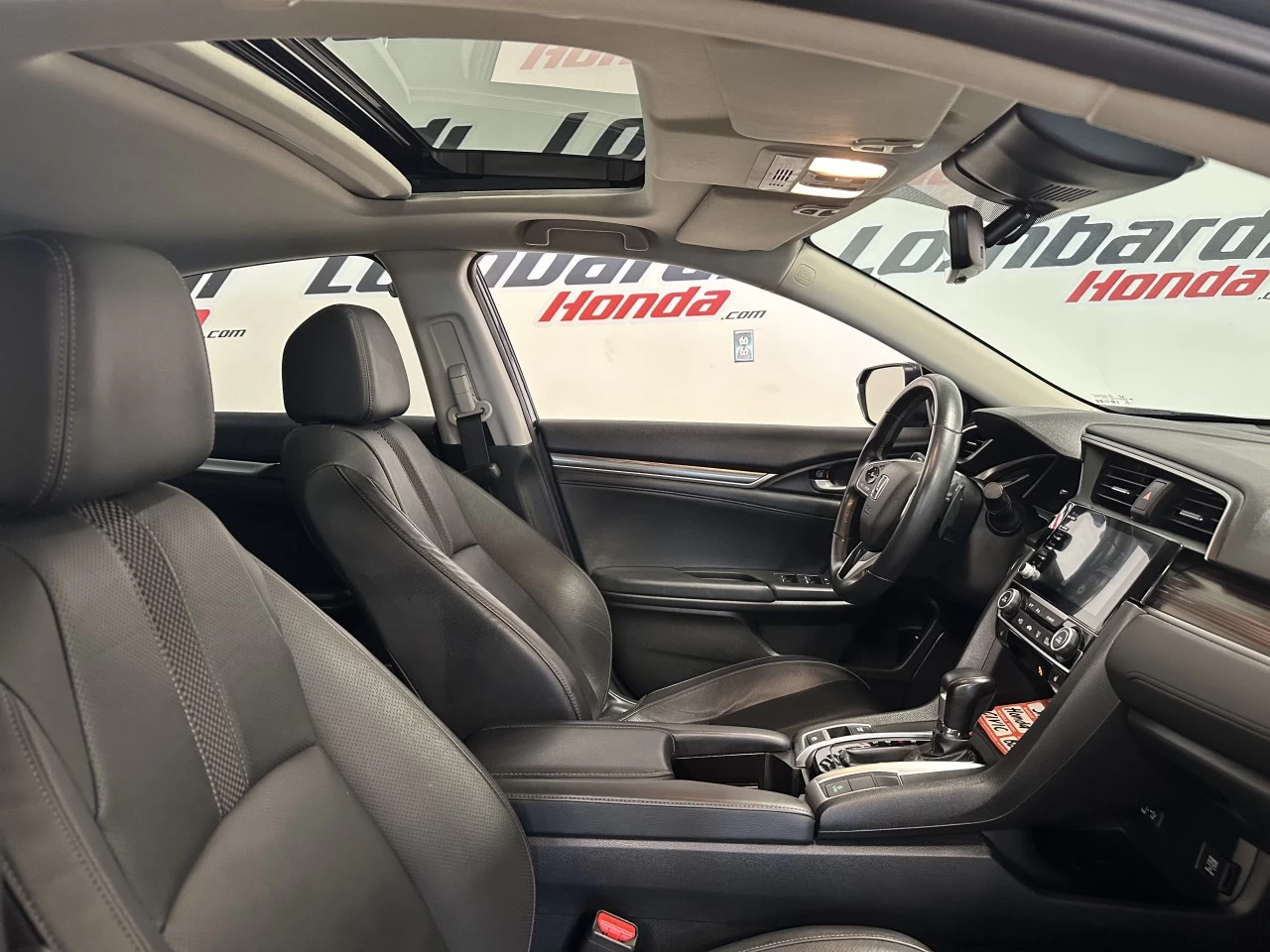 2019 Honda Civic
                                                    Touring Main Image