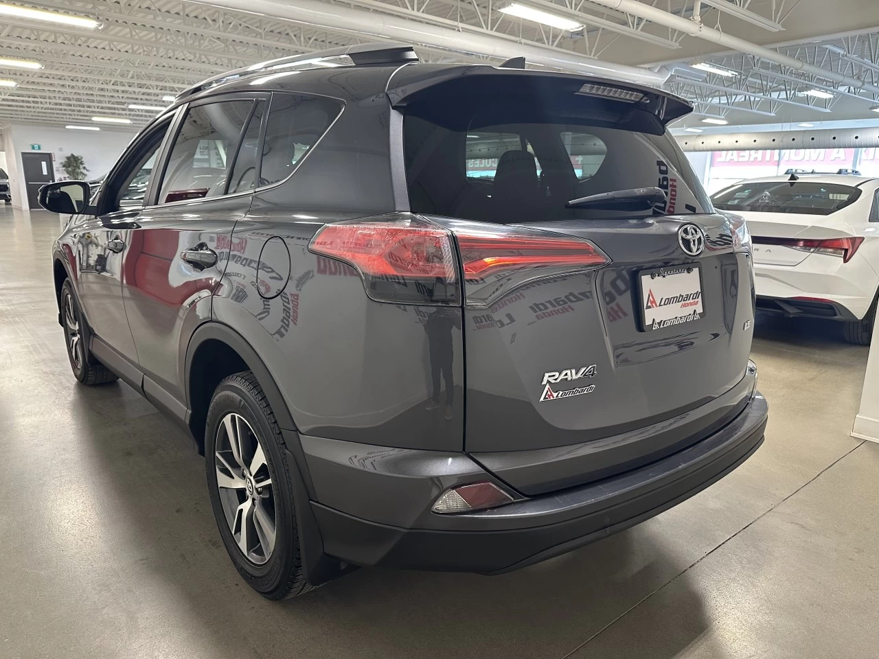 2018 Toyota RAV4
                                                    LE Main Image