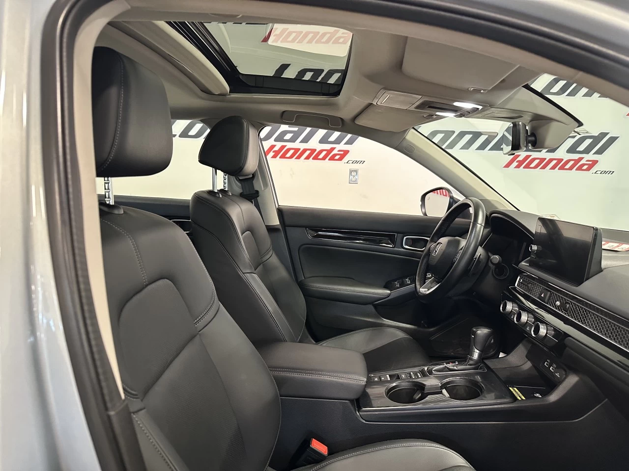2022 Honda Civic
                                                    Touring Main Image