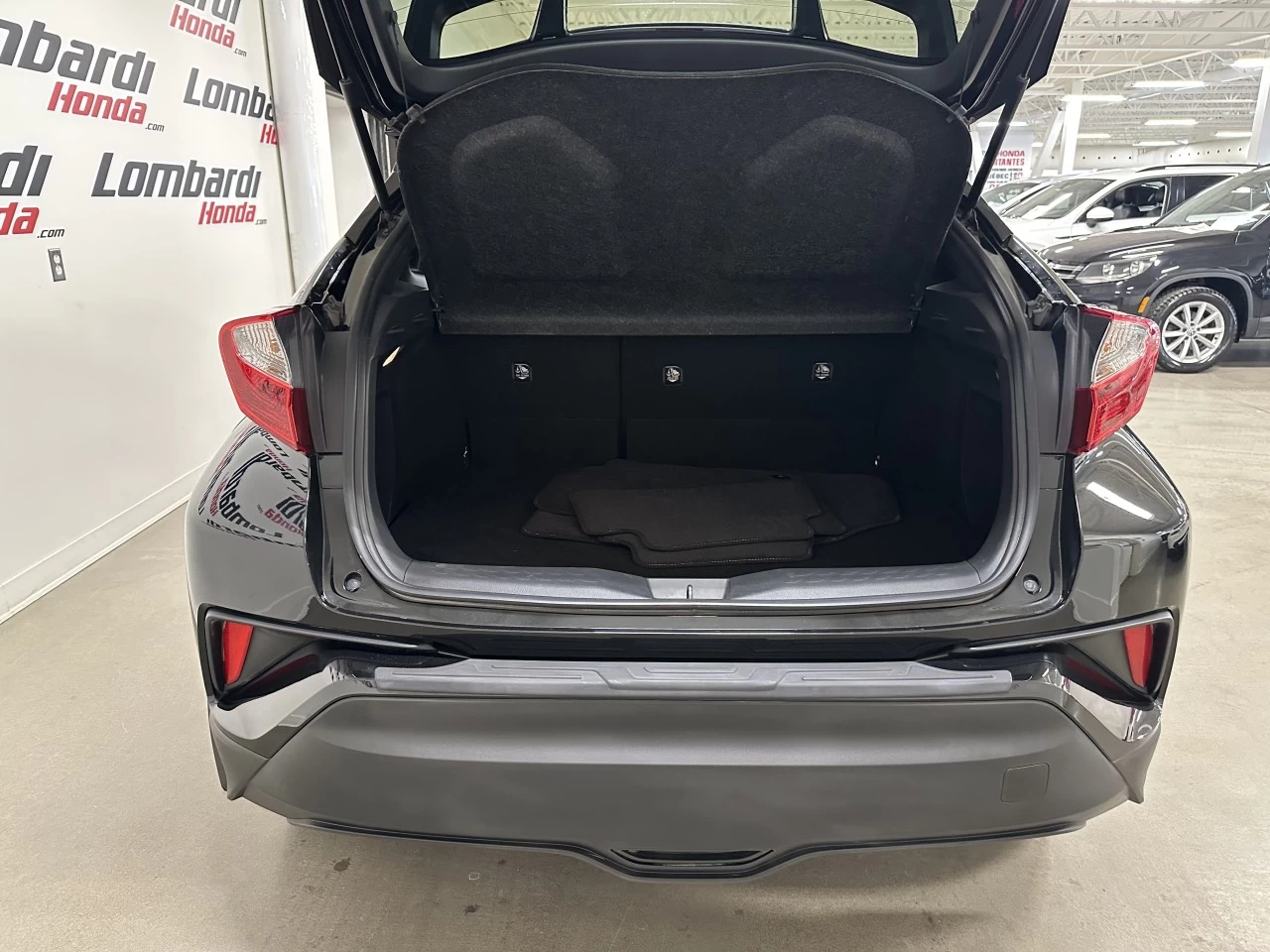 2020 Toyota C-HR XLE Image principale