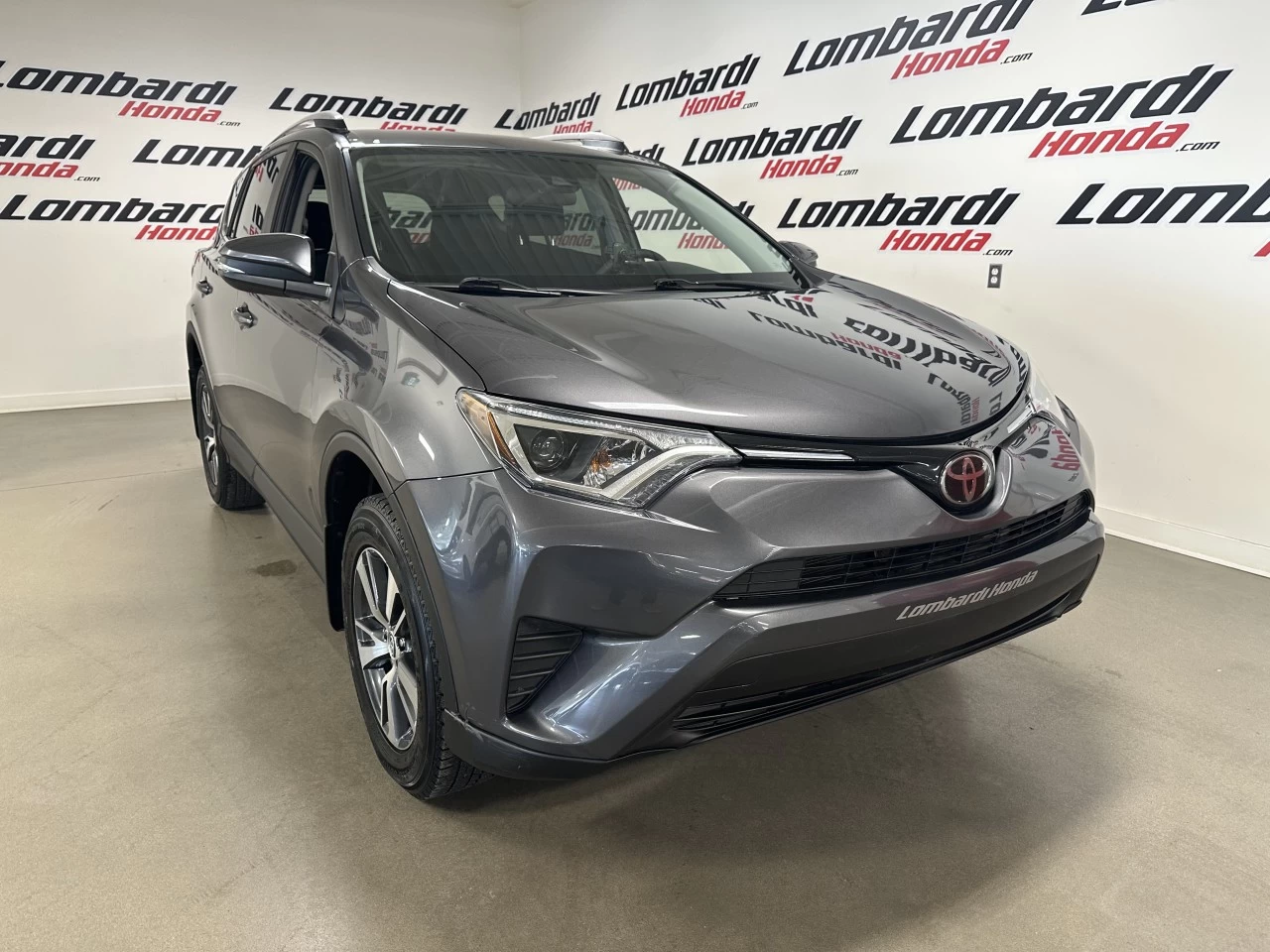 2018 Toyota RAV4
                                                    LE Main Image