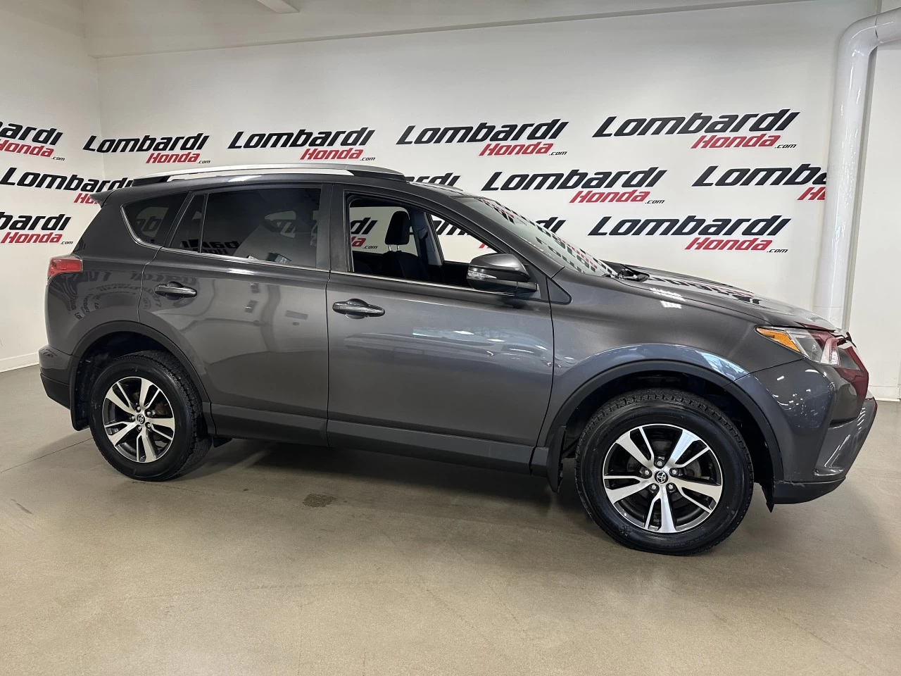 2018 Toyota RAV4
                                                    LE Main Image