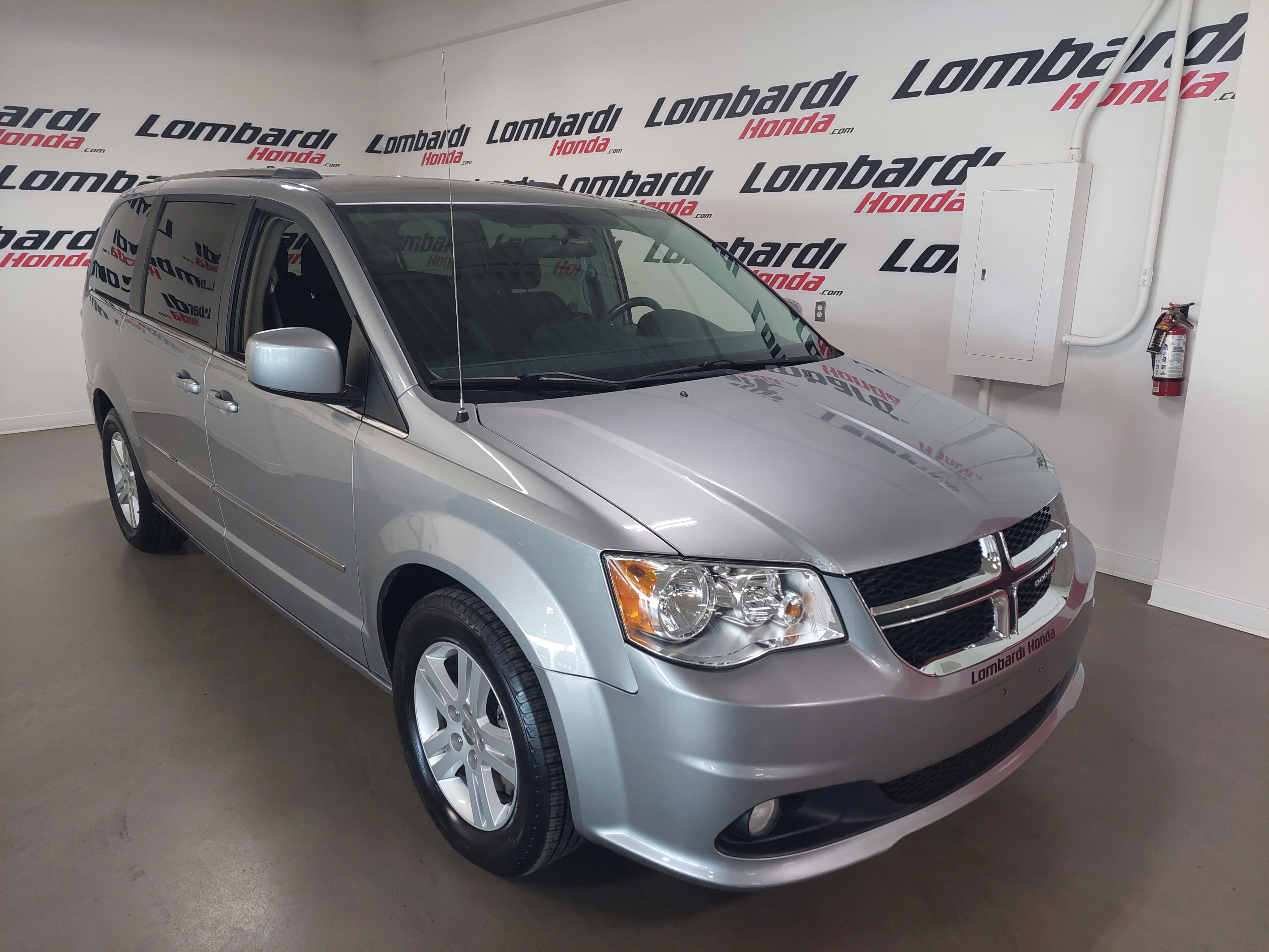 2017 Dodge Grand Caravan Crew Main Image