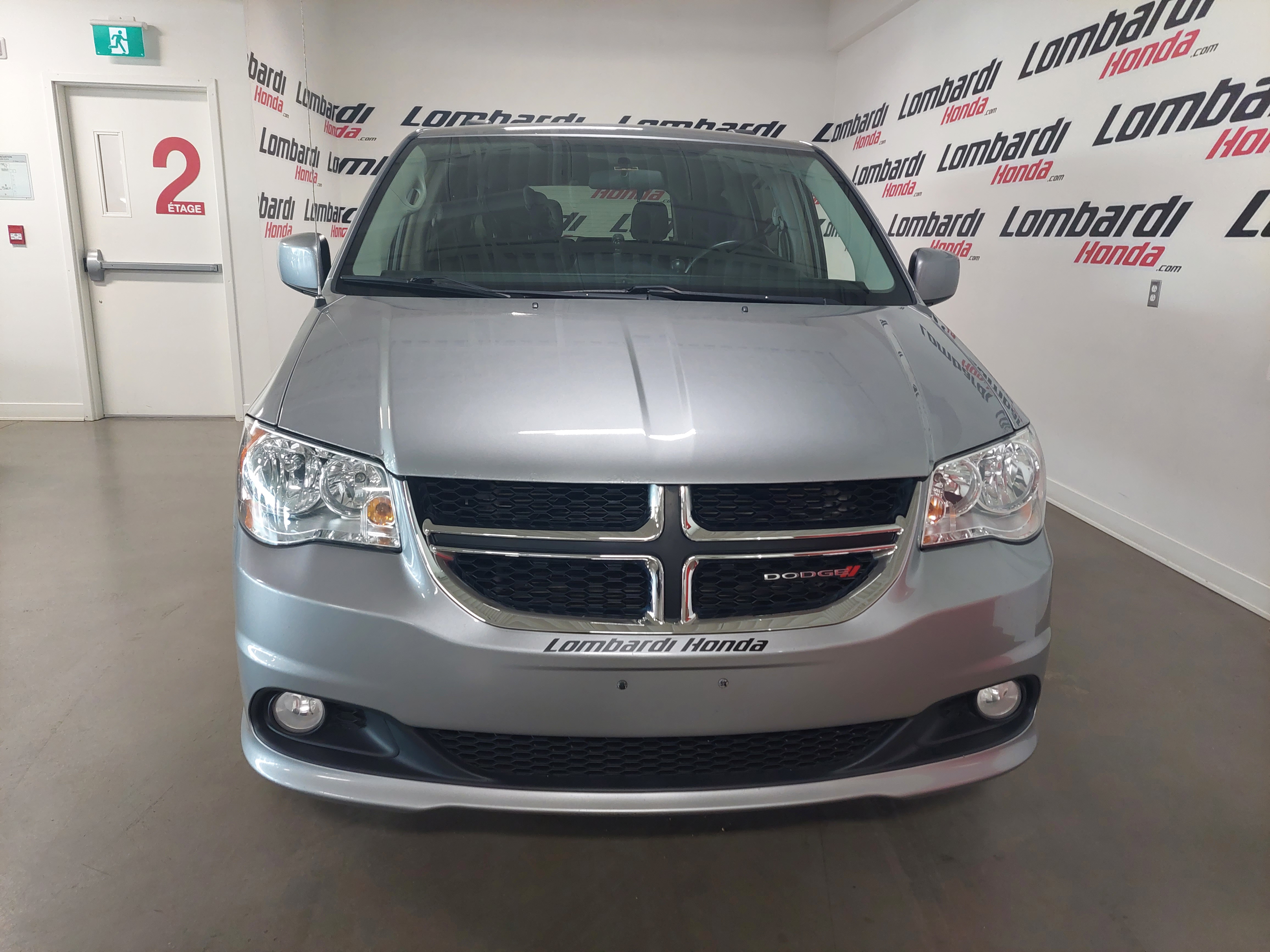 2017 Dodge Grand Caravan Crew Main Image