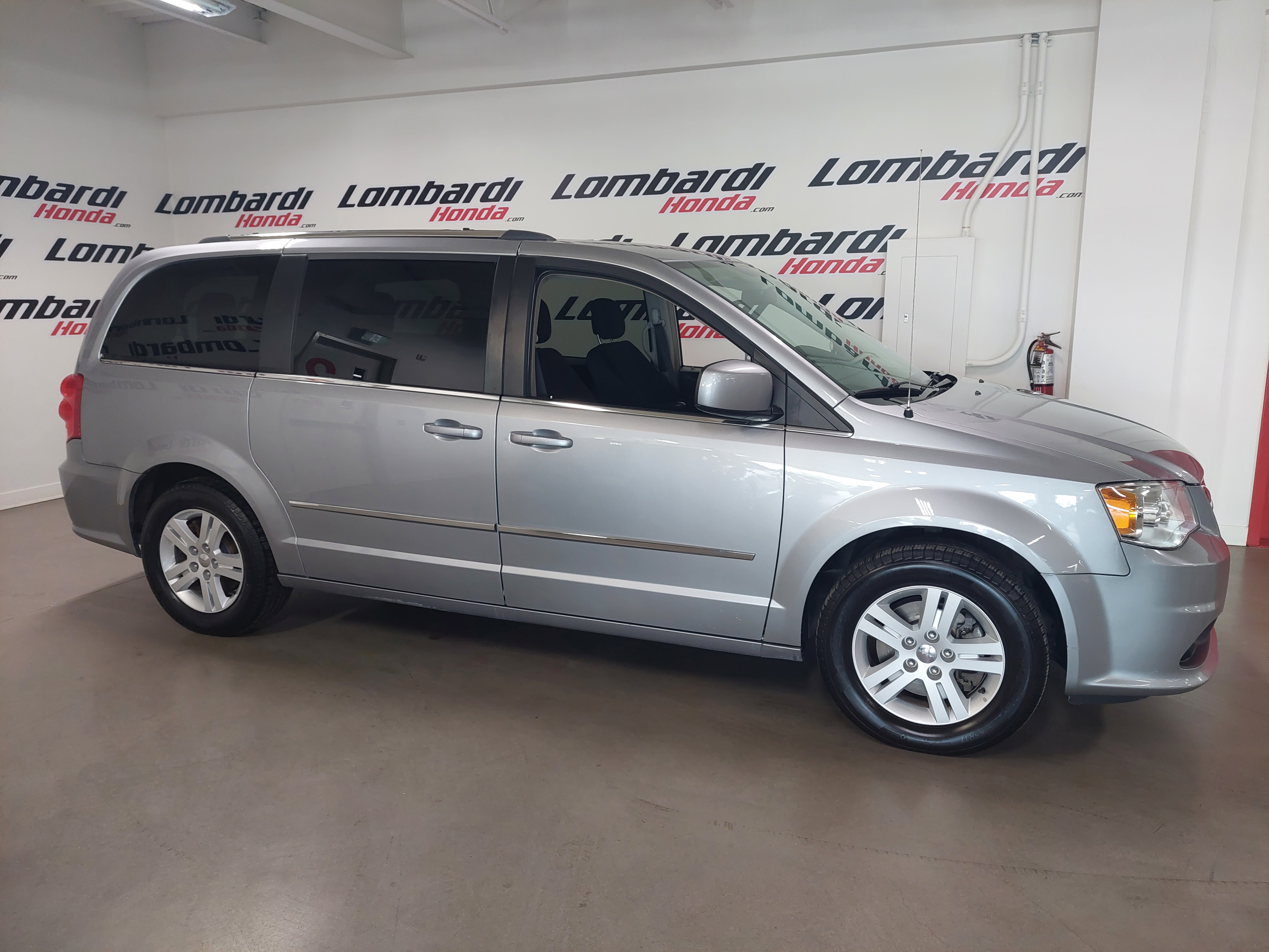 2017 Dodge Grand Caravan Crew Main Image