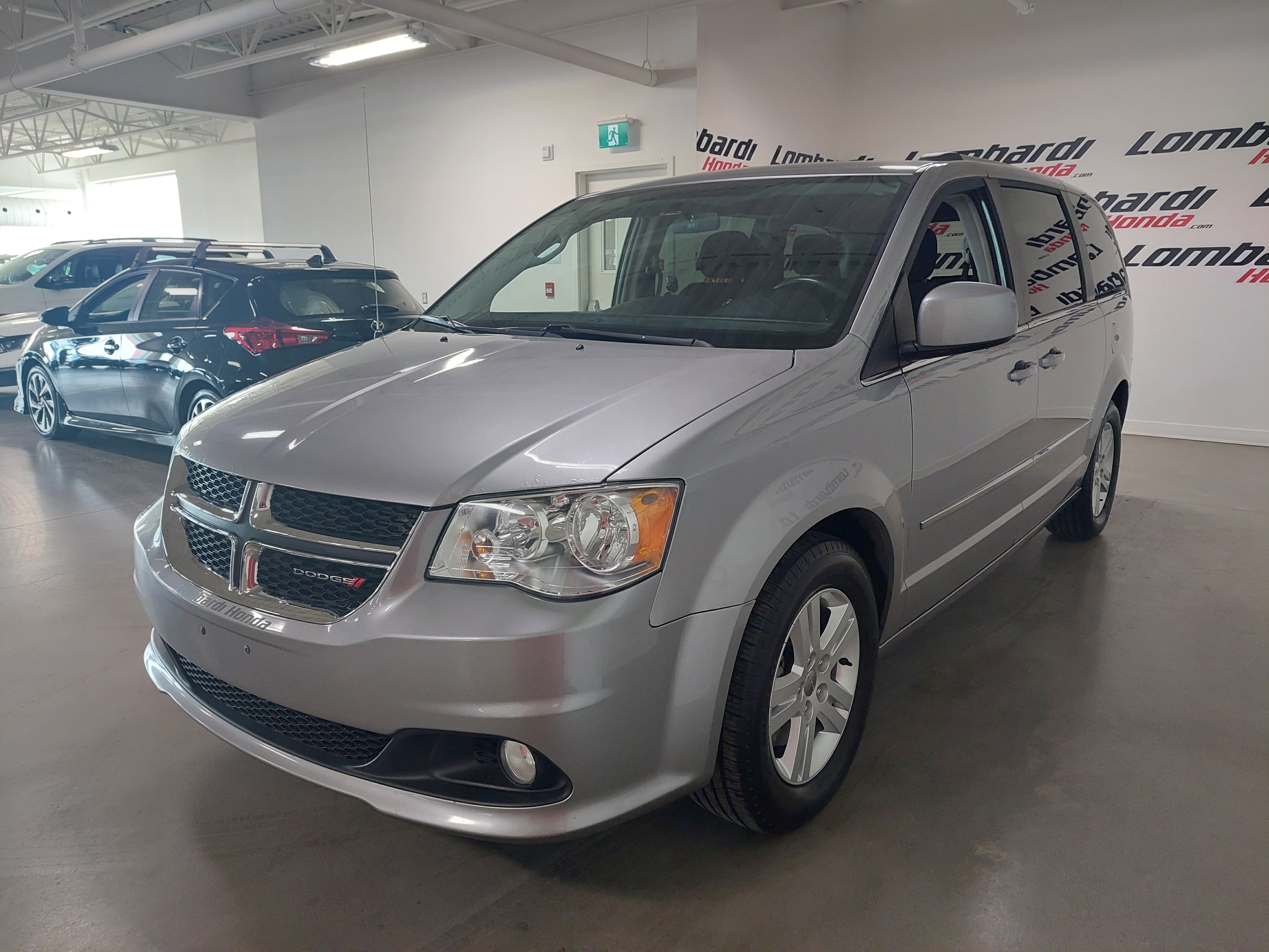 2017 Dodge Grand Caravan Crew Main Image