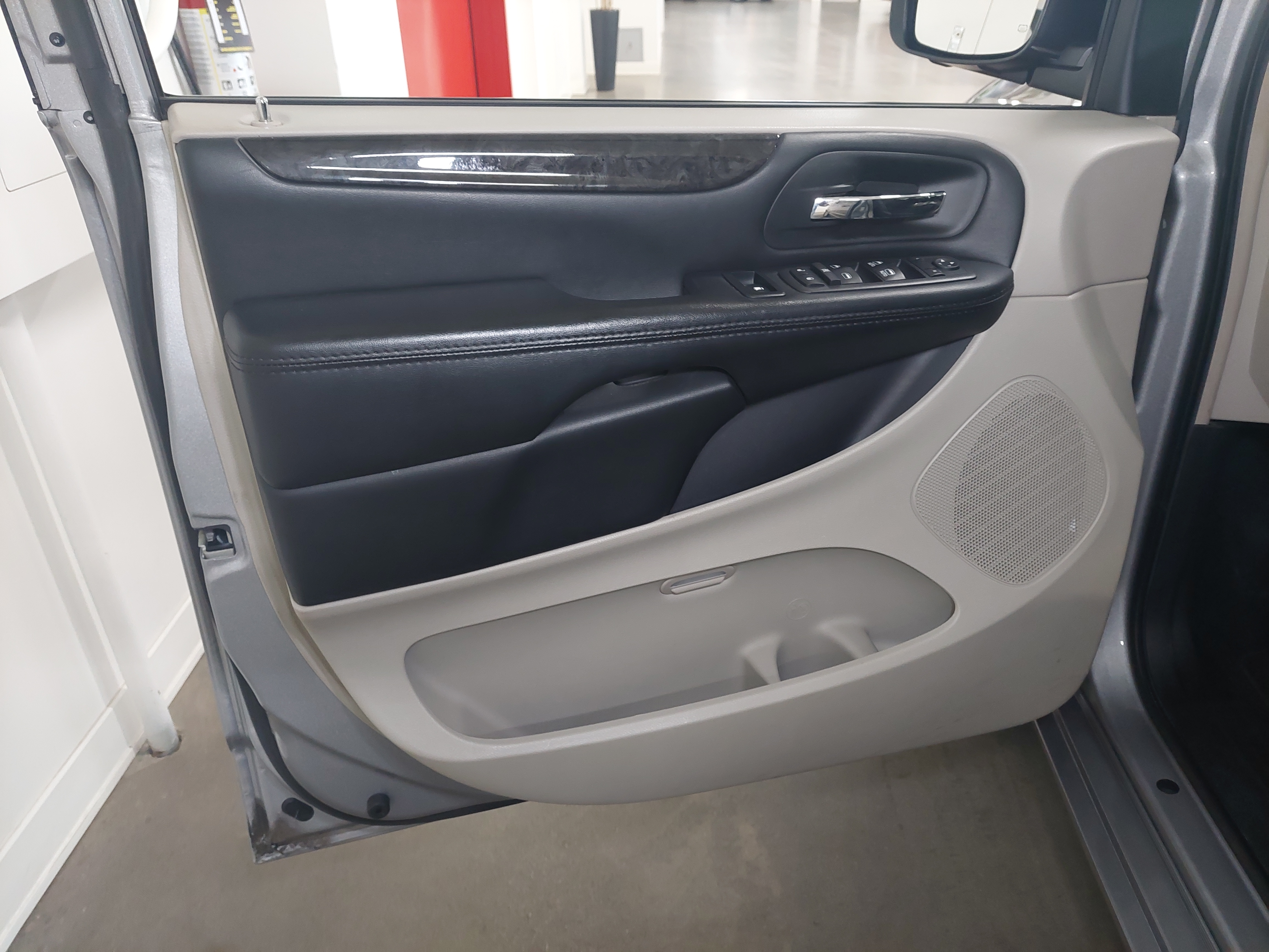 2017 Dodge Grand Caravan Crew Main Image