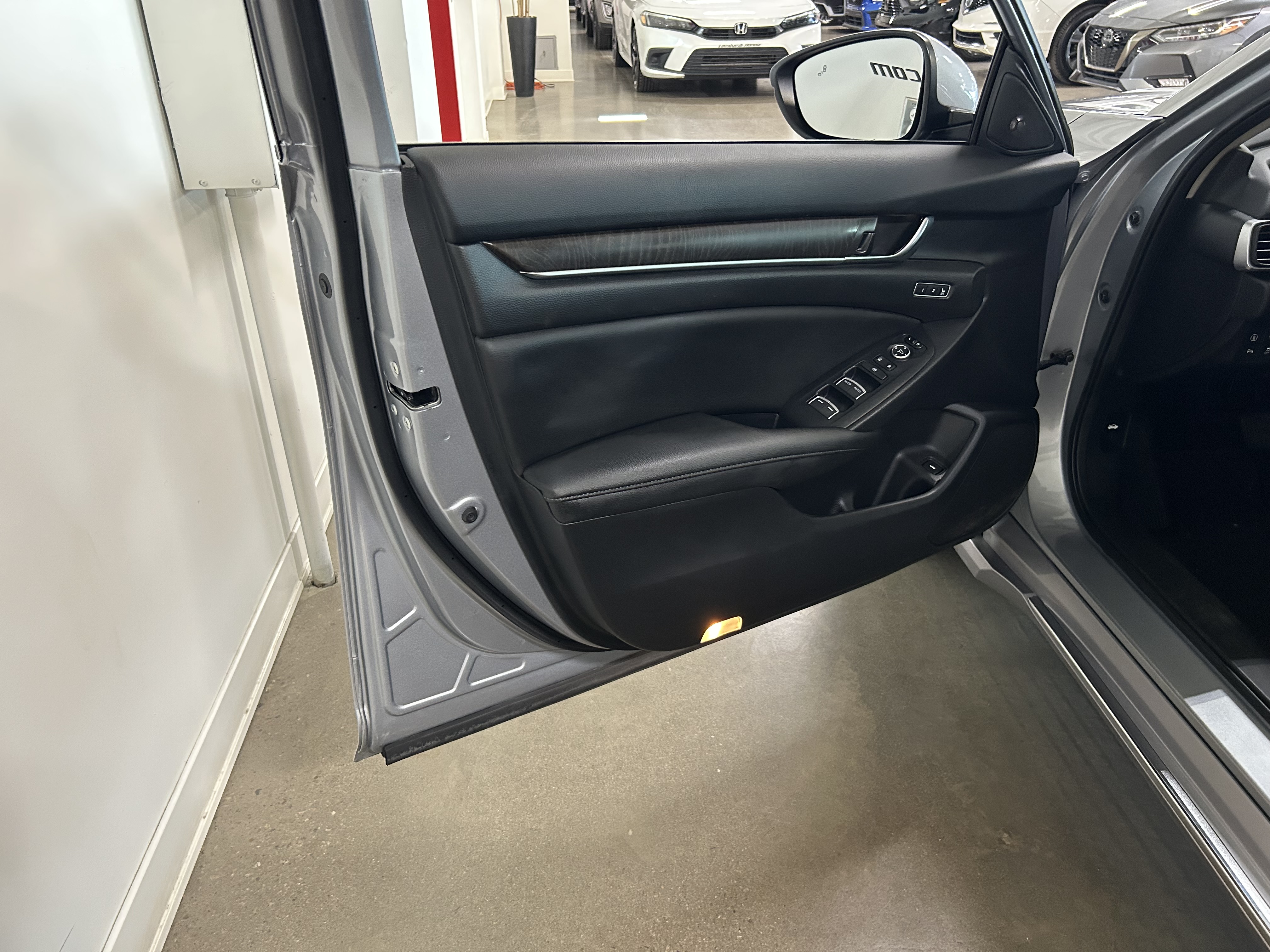 2019 Honda Accord Touring Main Image
