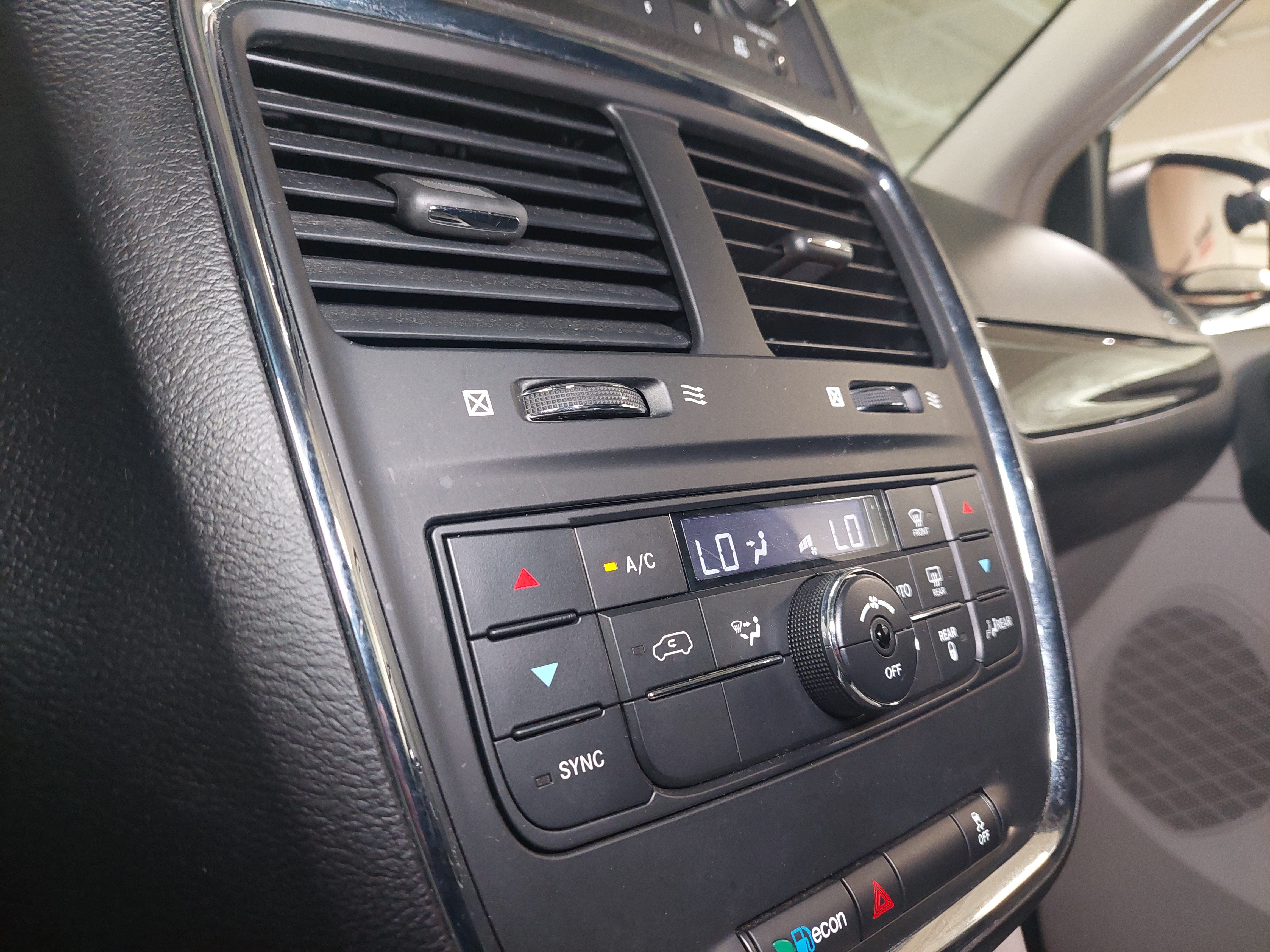 2017 Dodge Grand Caravan Crew Main Image