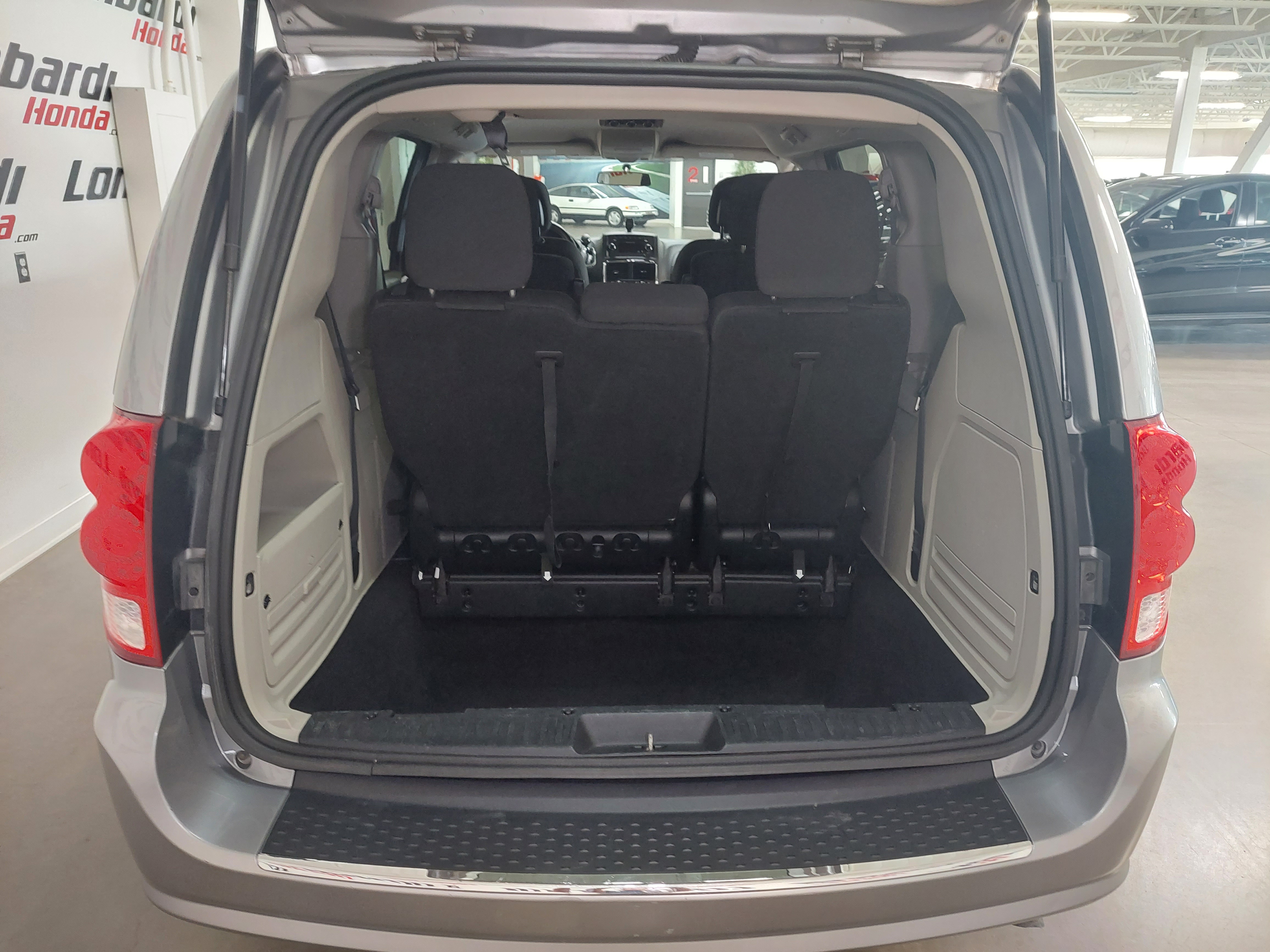 2017 Dodge Grand Caravan Crew Main Image
