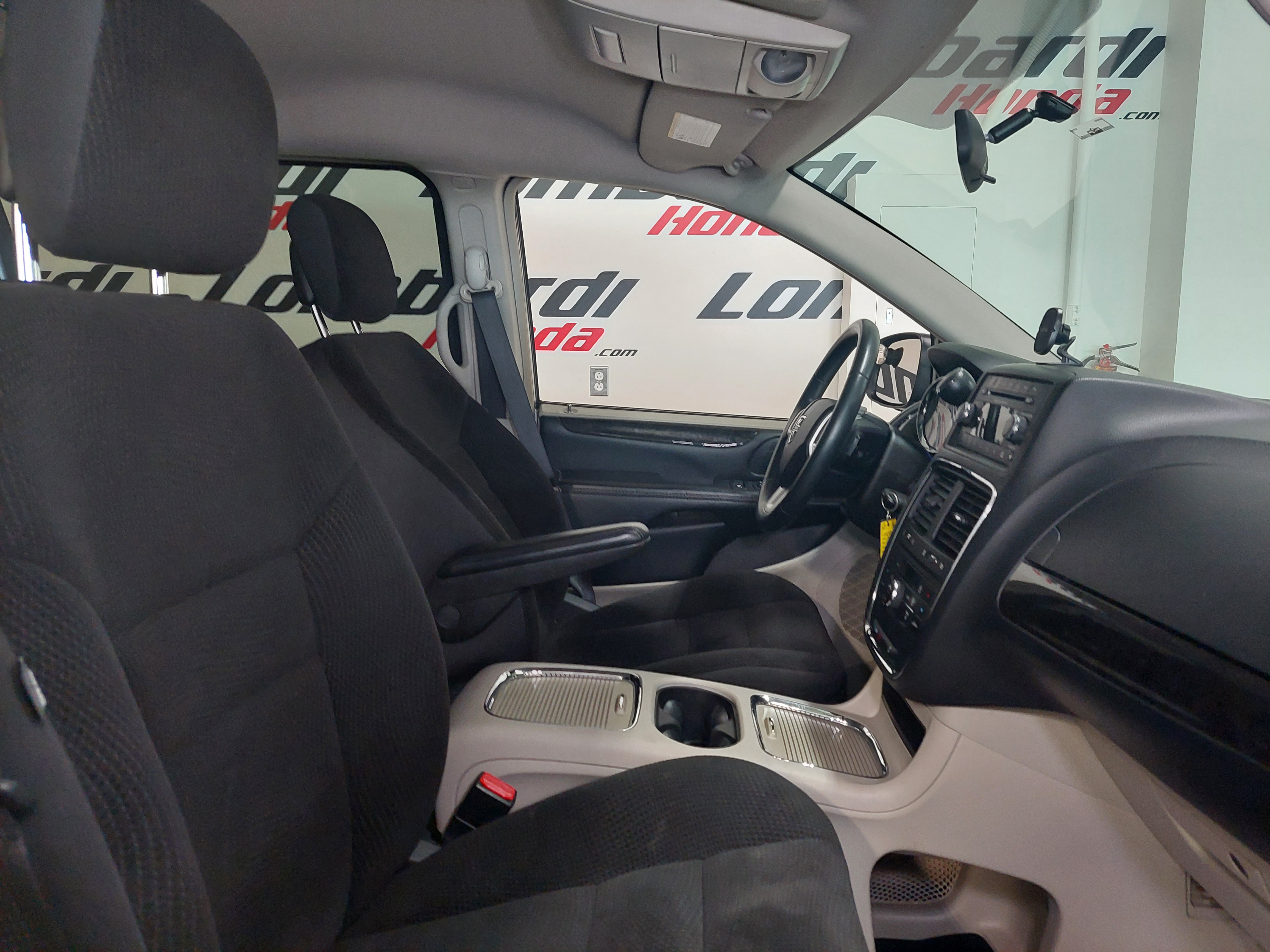 2017 Dodge Grand Caravan Crew Main Image