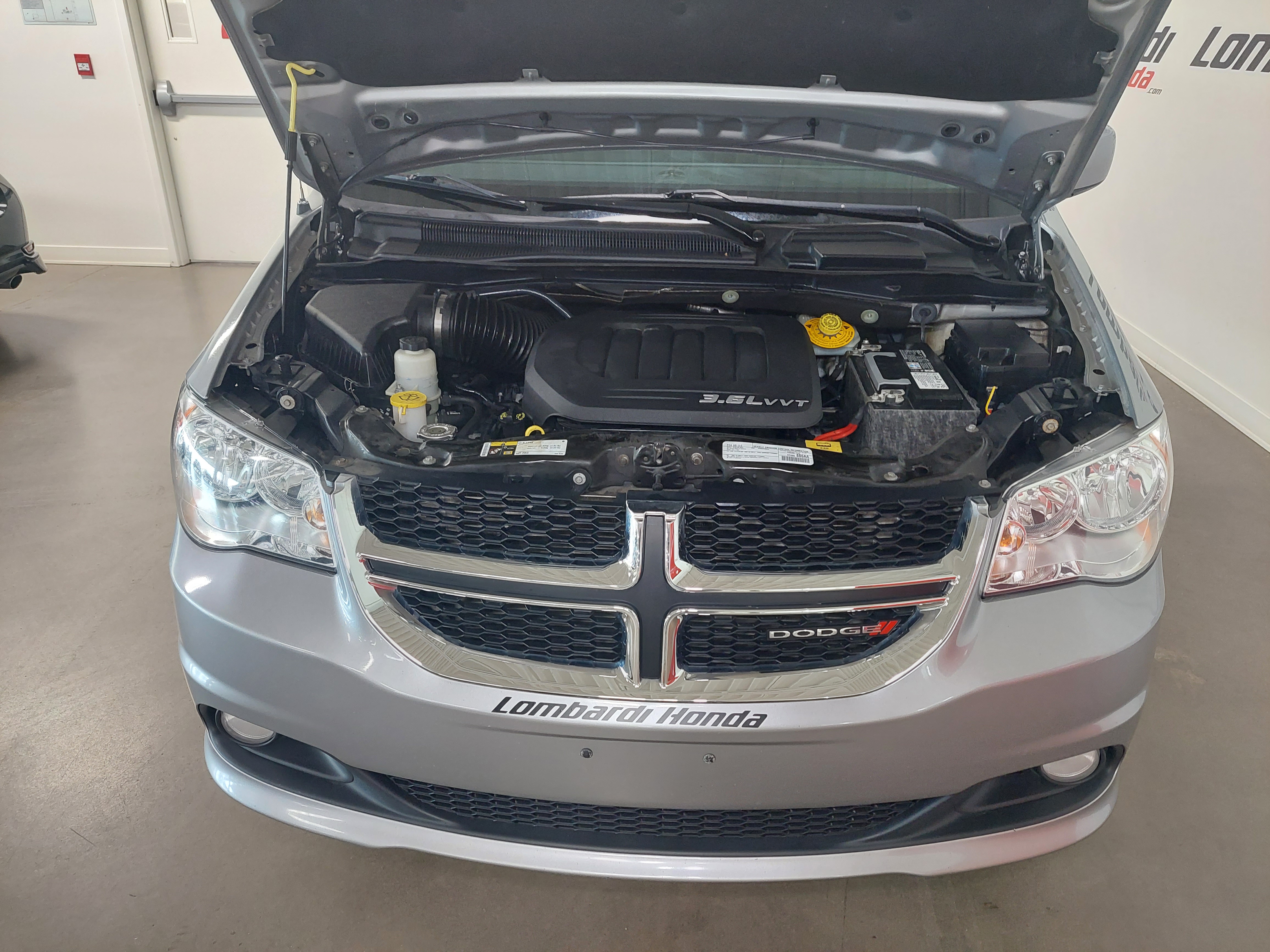 2017 Dodge Grand Caravan Crew Main Image