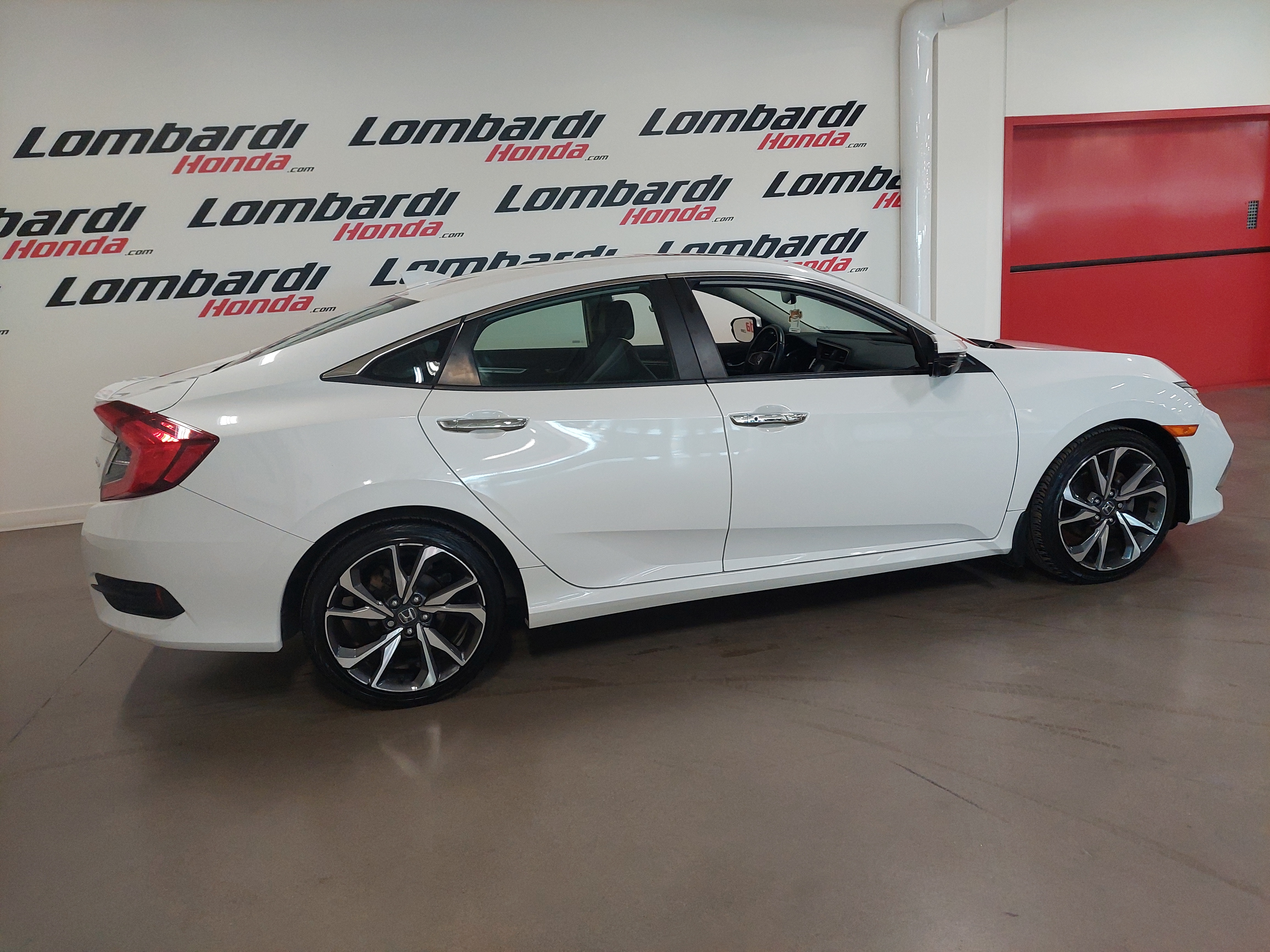 2019 Honda Civic Touring Main Image
