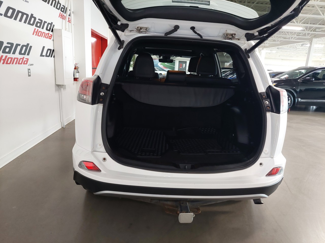 2018 Toyota RAV4 SE AWD Main Image