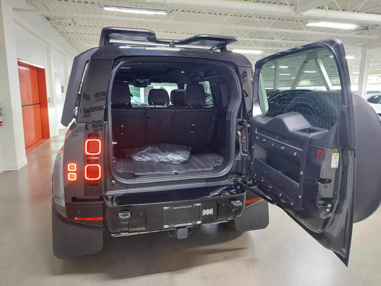 2023 Land Rover Defender 110 P400 X-Dynamic SE Carpathian Grey Main Image