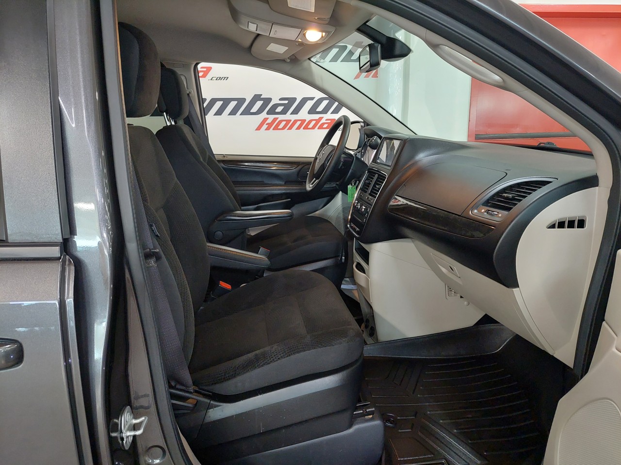 2019 Dodge Grand Caravan SXT Main Image
