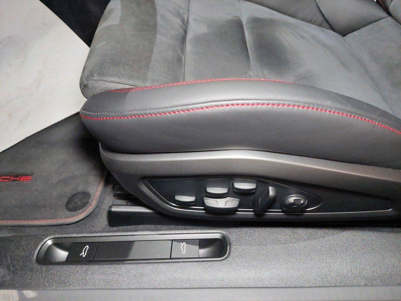 2024 Porsche 911 CARRERA 4 GTS Main Image
