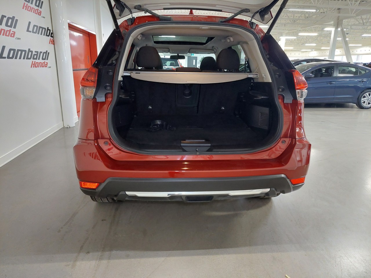 2018 Nissan Rogue SV Main Image