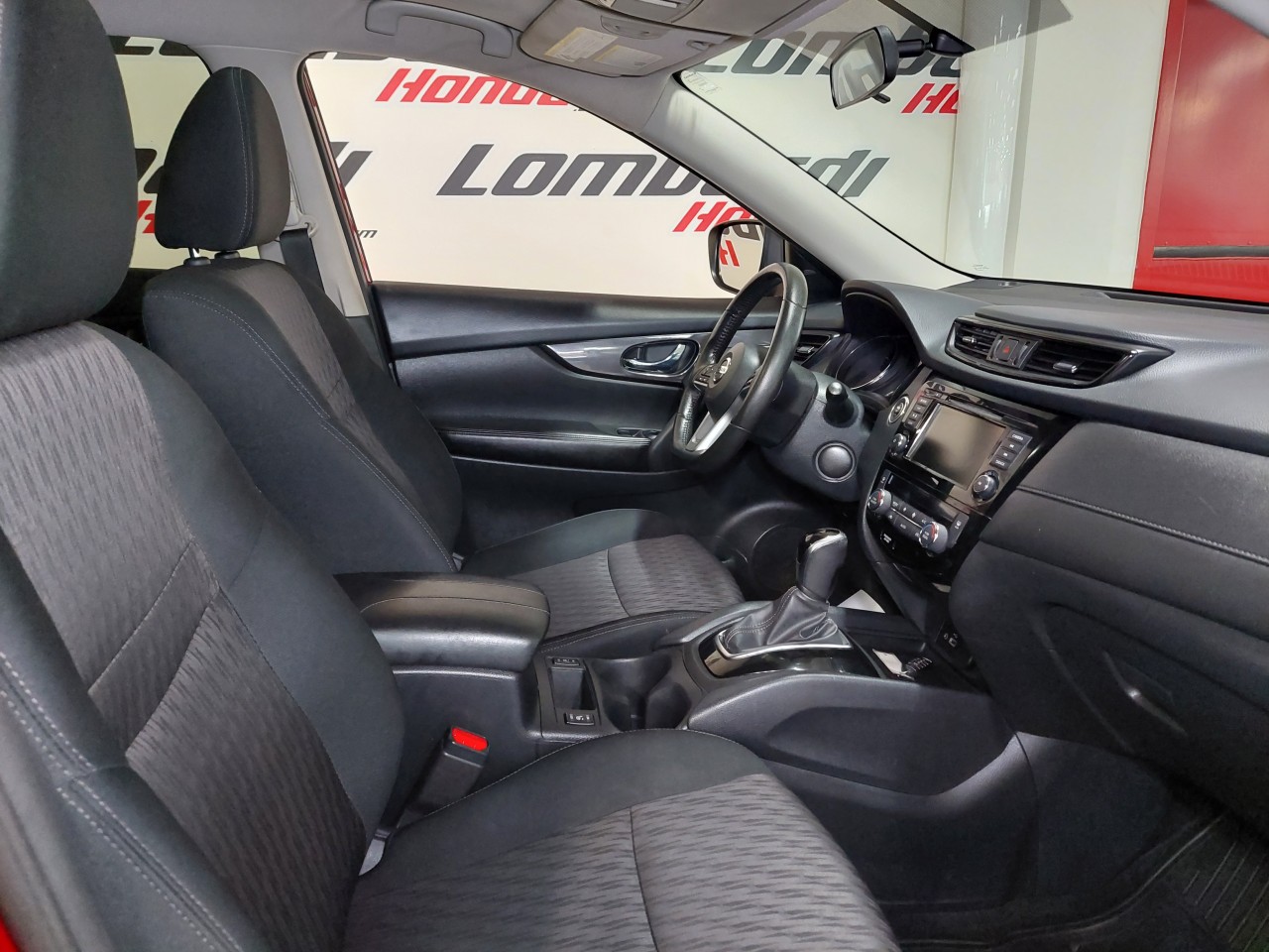 2018 Nissan Rogue SV Main Image