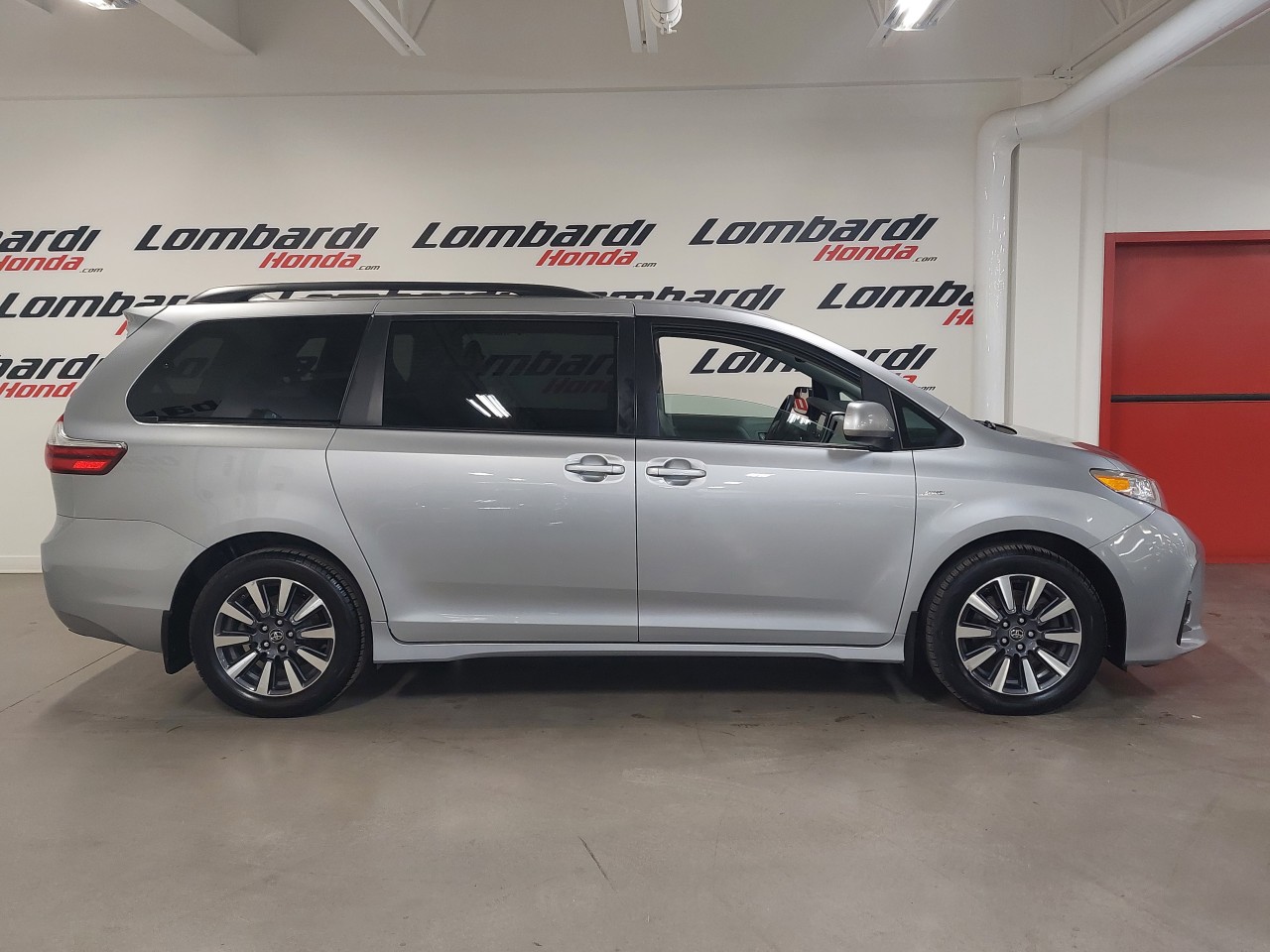 2018 Toyota Sienna LE Image principale