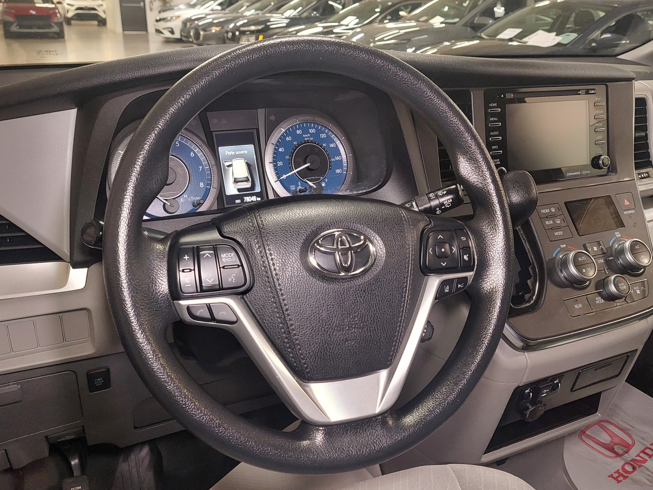 2018 Toyota Sienna LE Main Image