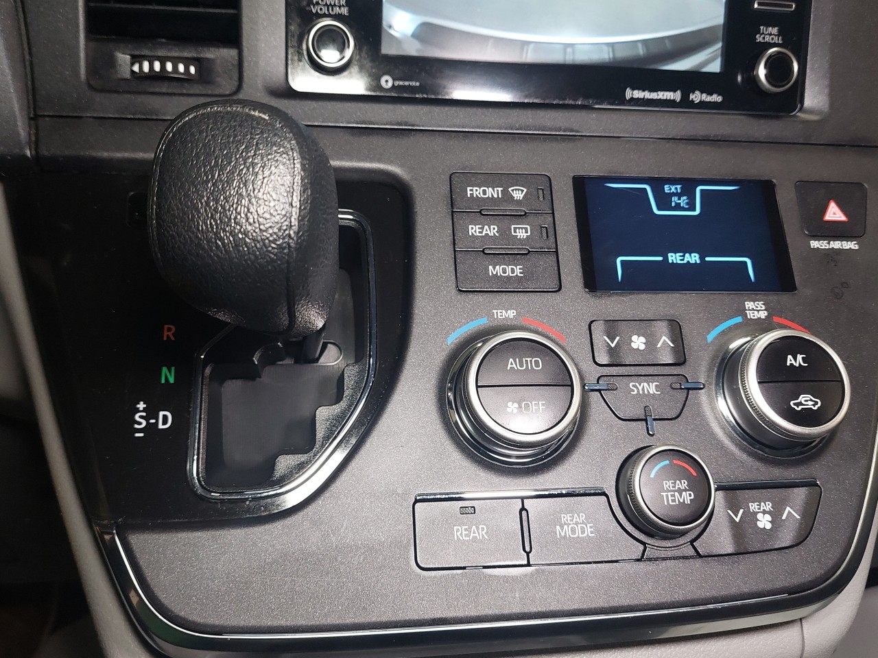2018 Toyota Sienna LE Main Image
