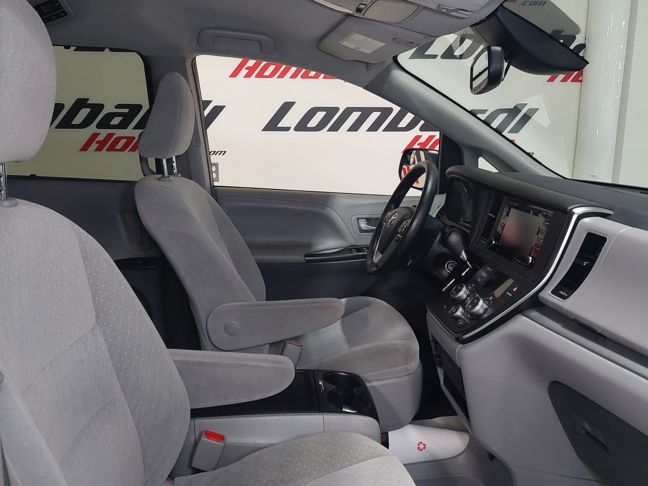2018 Toyota Sienna LE Main Image