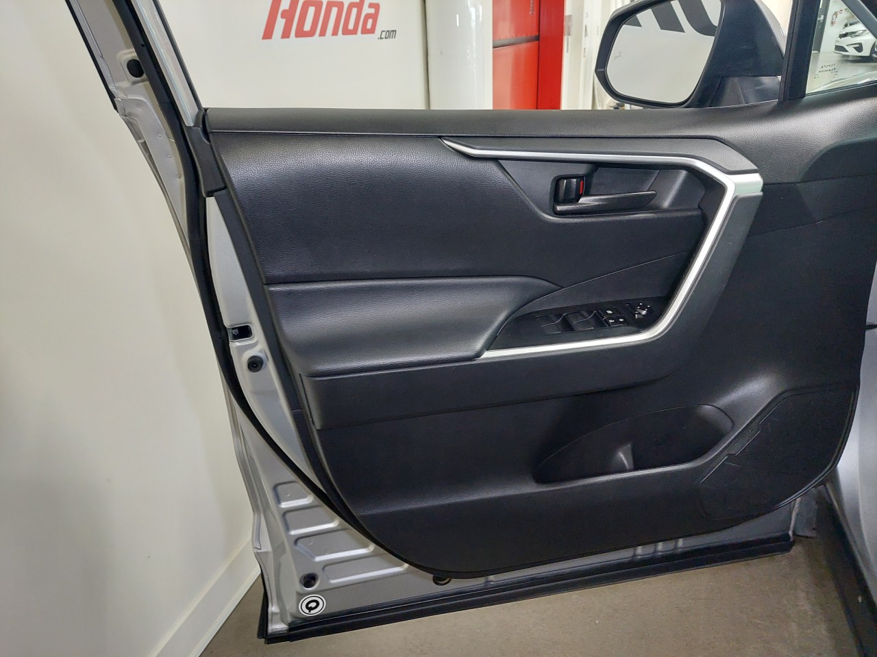 2021 Toyota RAV4 LE Main Image