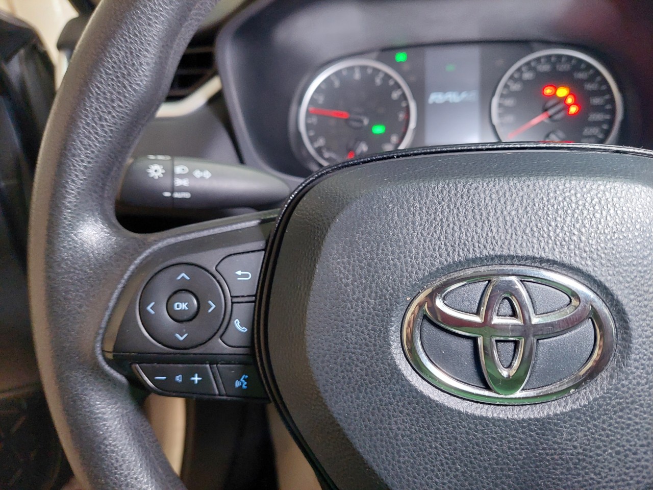 2021 Toyota RAV4 LE Main Image