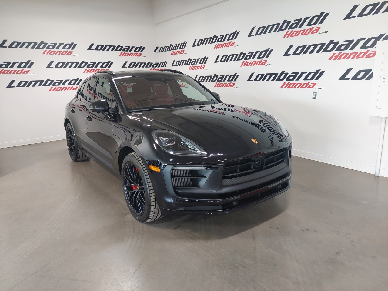 Used 2024 Porsche Macan with 2,824 km for sale at Otogo