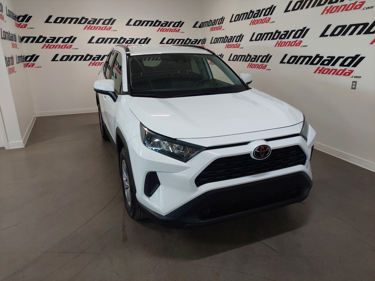 2021 Toyota RAV4 LE Image principale