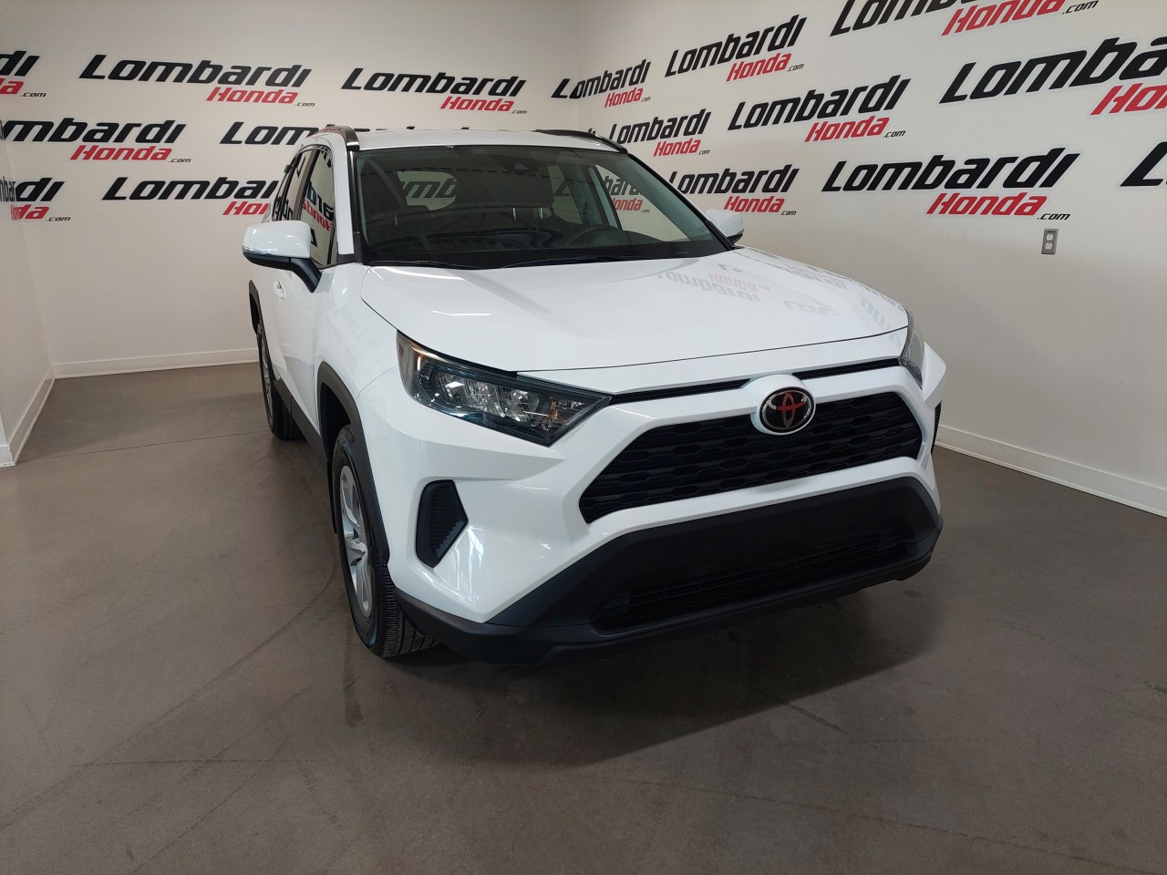 2021 Toyota RAV4 LE Image principale