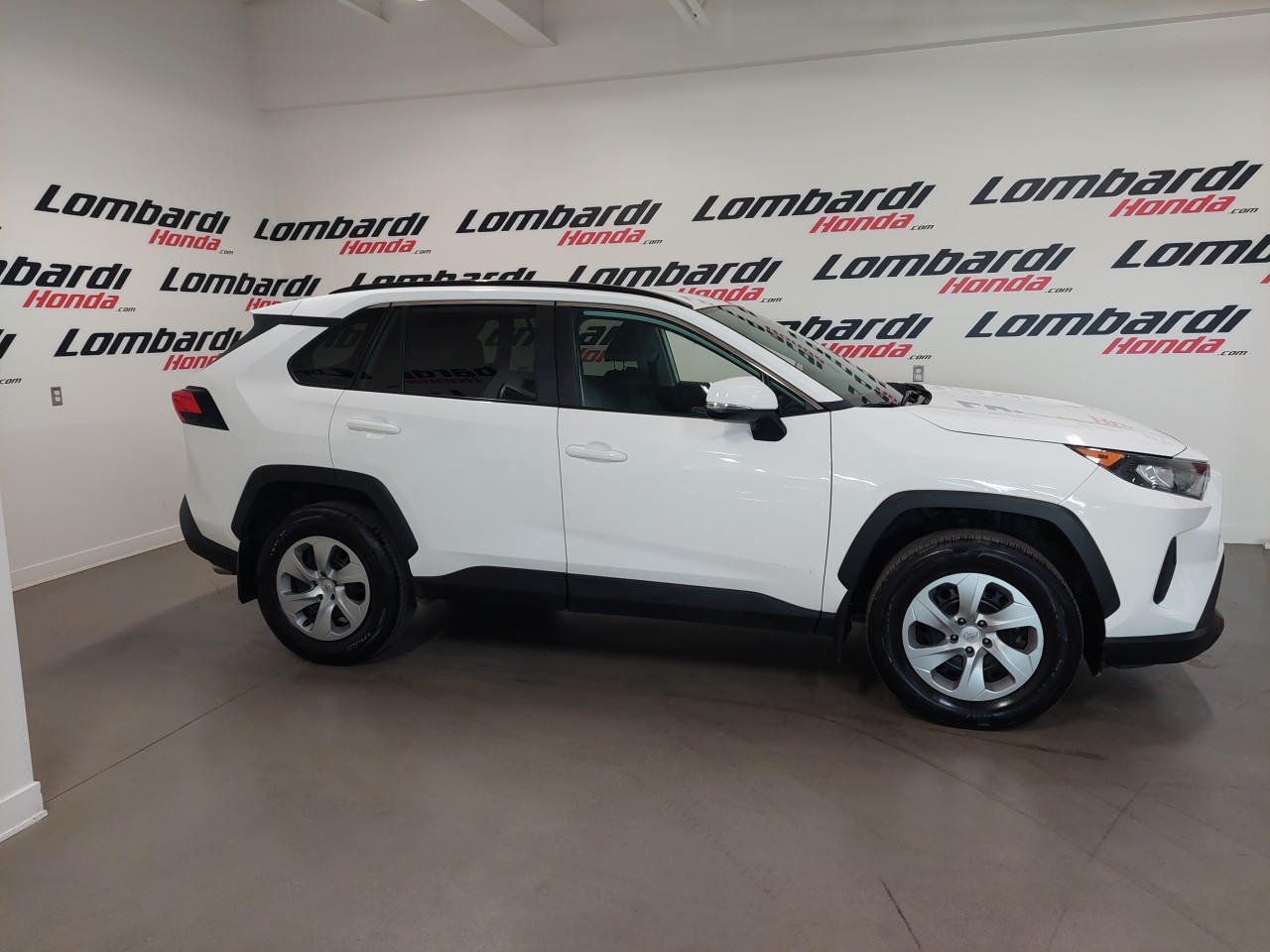 2021 Toyota RAV4 LE Image principale
