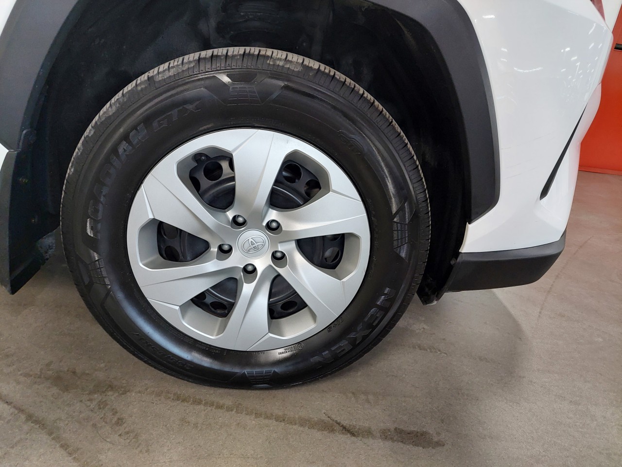 2021 Toyota RAV4 LE Image principale