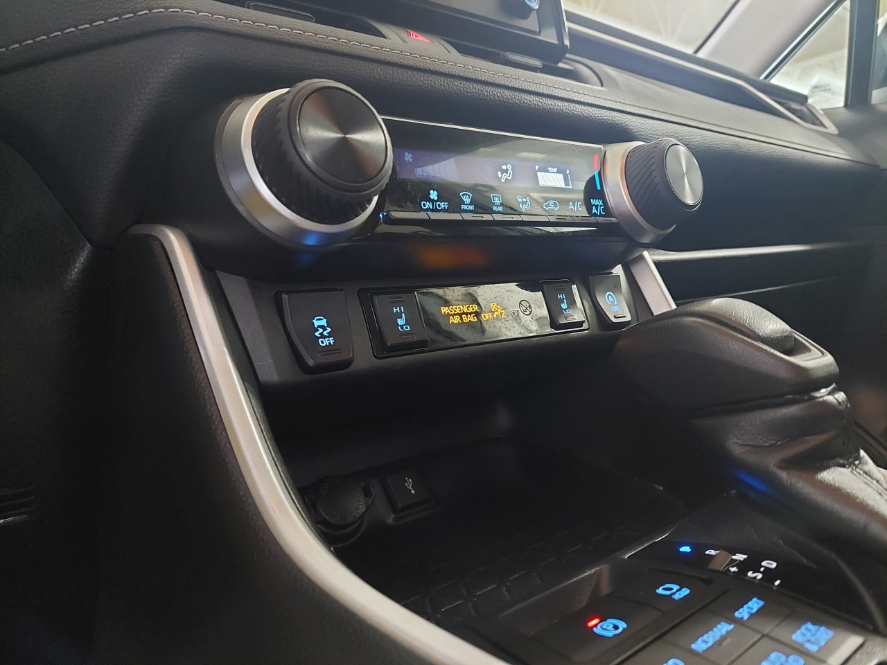 2021 Toyota RAV4 LE Main Image