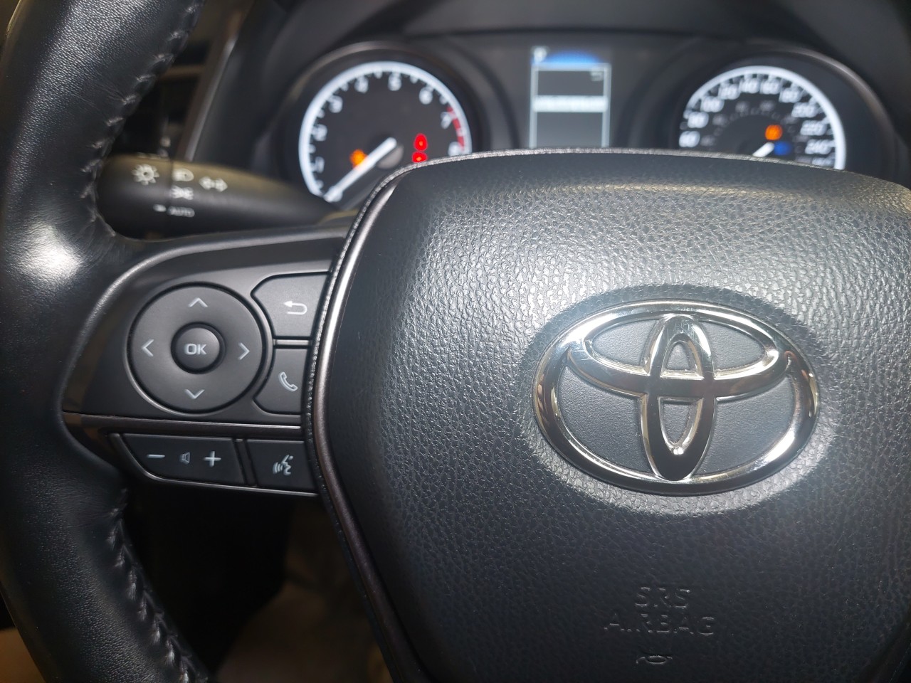 2020 Toyota Camry SE Main Image